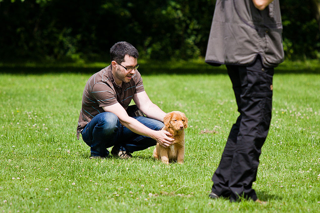 Edison ist fokussiert und wird von Stephan festgehalten