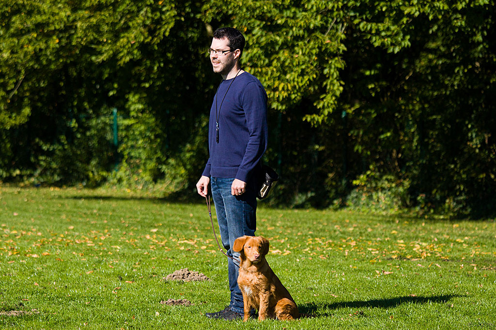Edison sitzt in der Grundstellung neben Stephan und schaut zur Seite