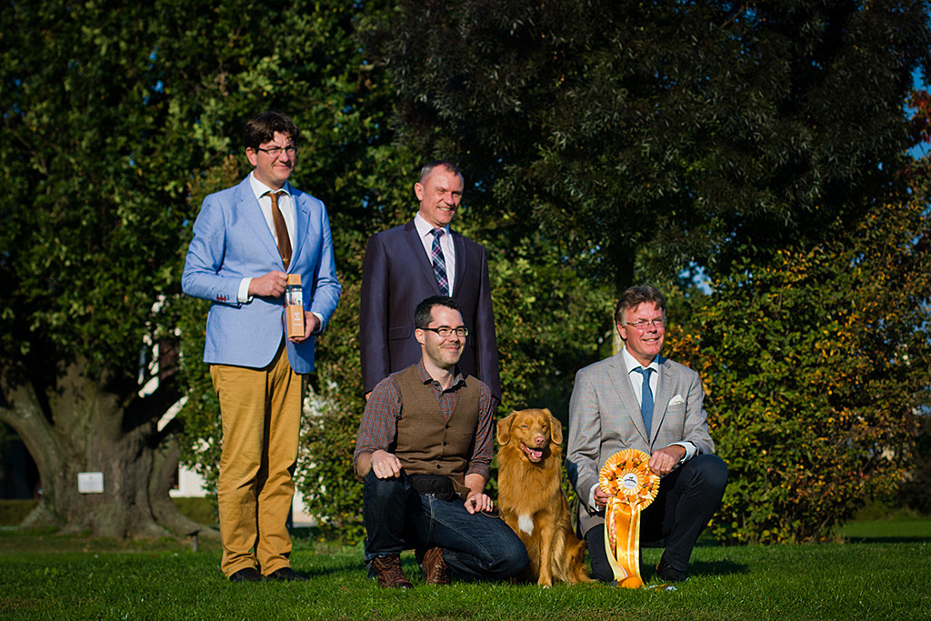 Edison sitzt zwischen dem knienden Richter Henric Fryckstrand und Stephan, dahinter stehen die Richter Sjoerd Jobse und Frank Whyte