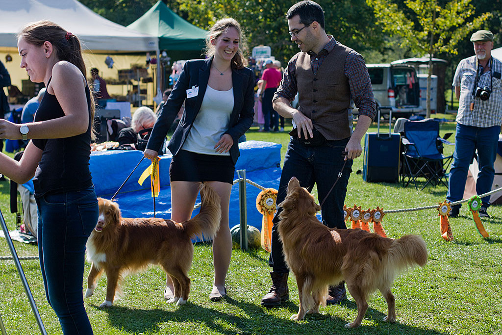 Edison und »Arduinas Flashing Kenai« stehen vor ihren Besitzern, die sich freudig unterhalten