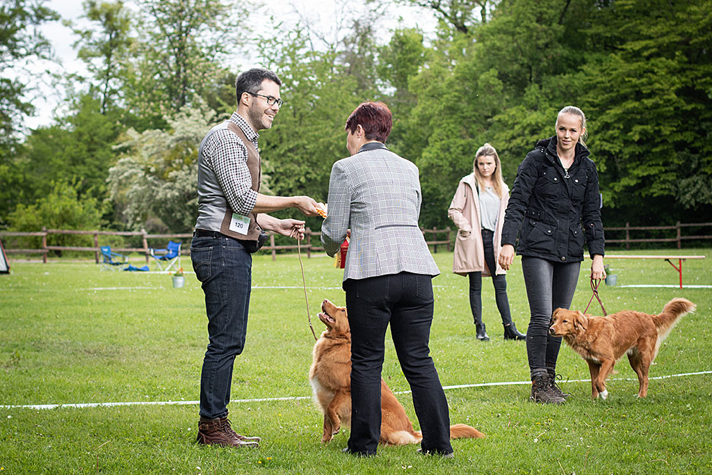 Ivalu lächelt zu Stephan hoch während er die Gewinnerschleife von der Richterin bekommt