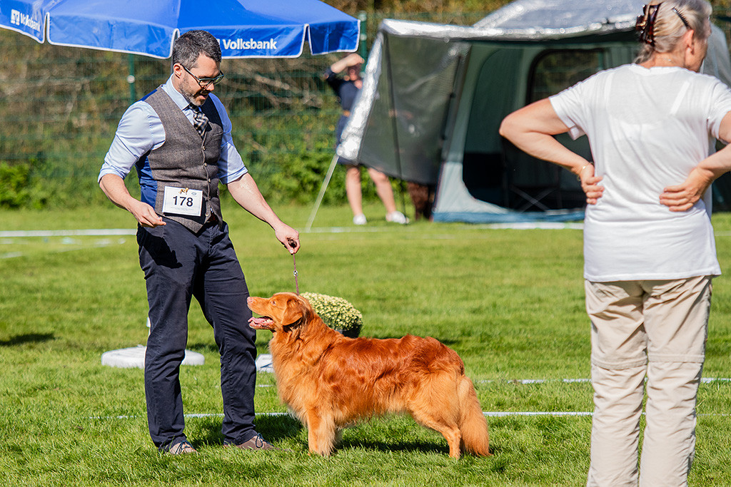 Edison steht frontal vor Stephan und schaut lächelnd zu ihm hoch