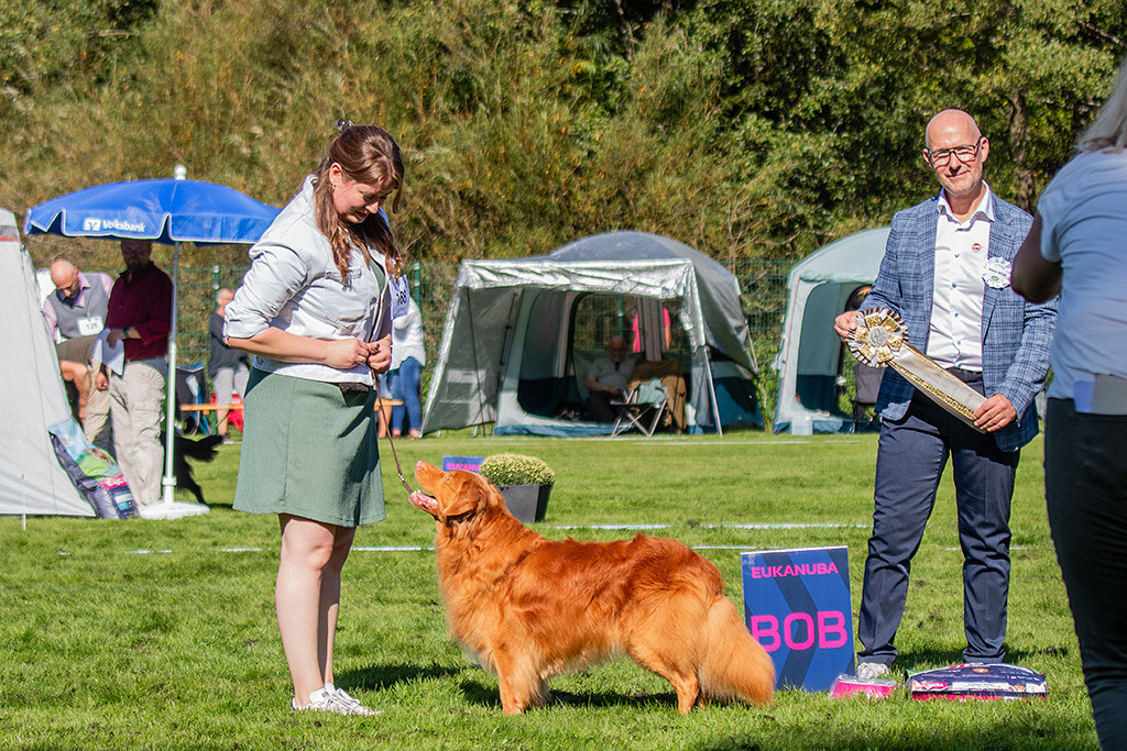 Edison posiert an Ann-Kathrins Seite fürs Siegerfoto, daneben steht der Richter und hält die BOB-Schleife