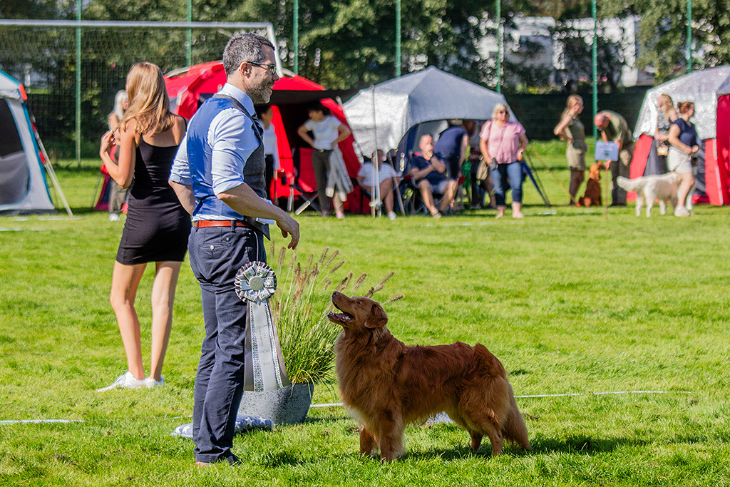 Edison steht frei und schaut lächelnd hoch zu Stephan, der die BOB-Schleife trägt