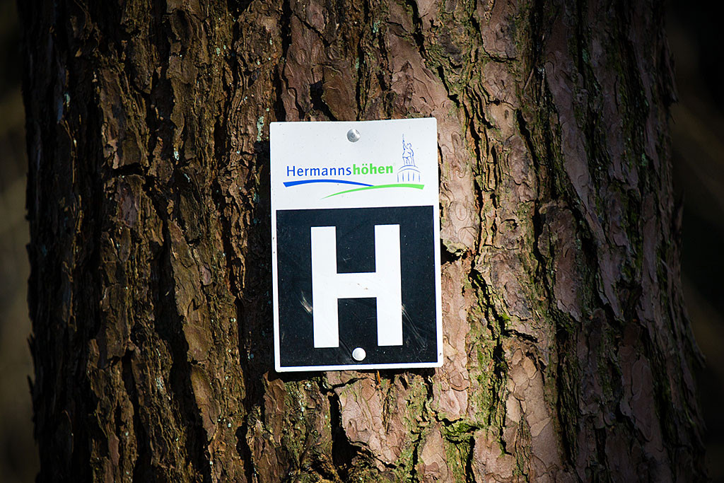 Unser Wegzeichen – weißen H auf schwarzen Untergrund