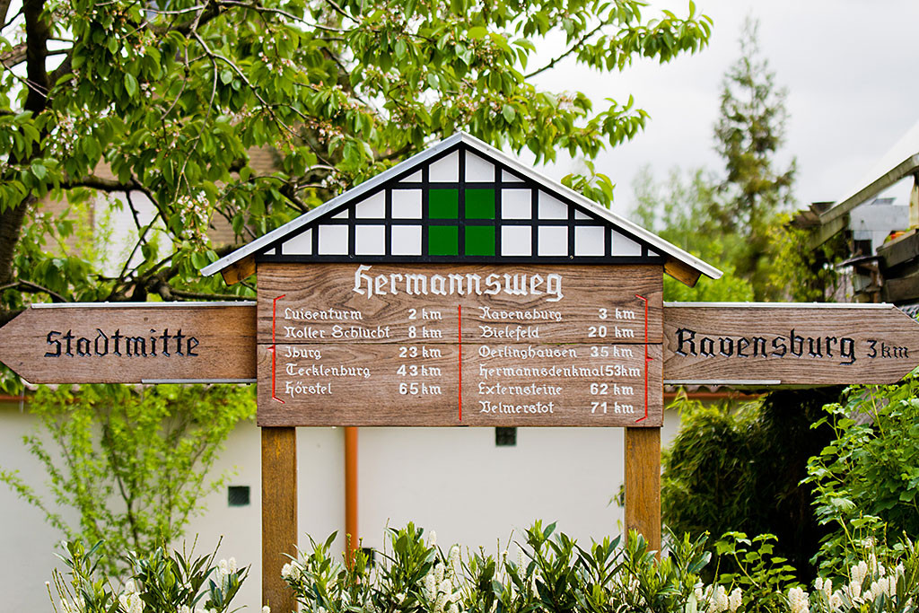 Tafel mit Entfernungsangaben für den Hermannsweg