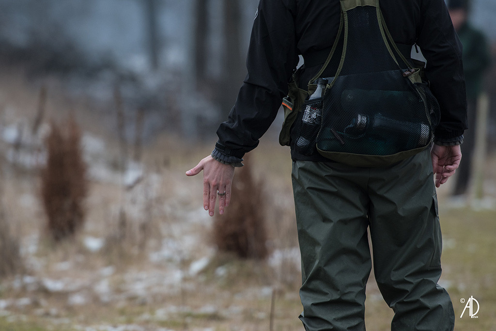 Stephan in der Rückansicht, der seine linke Hand nach unten ausstreckt