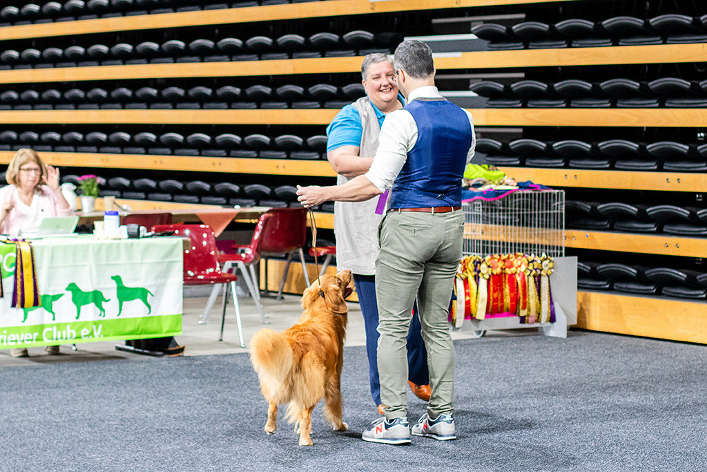 Newton steht vor der Richterin, die Stephan lächelnd die Tagessiegerschliefe übergibt