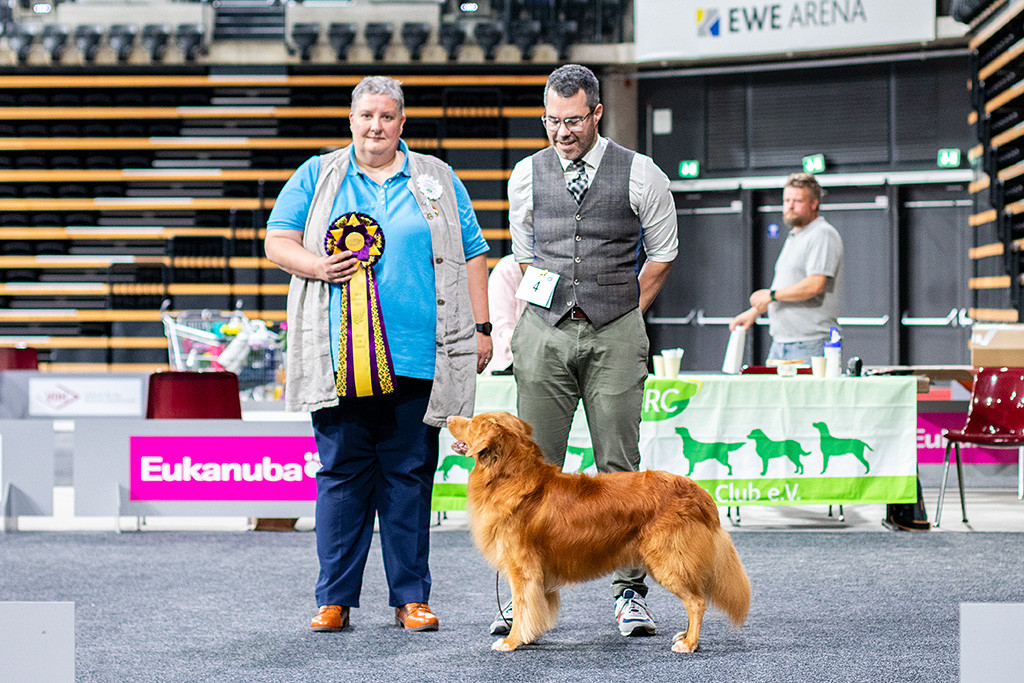 Edison nimmt Aufstellung für das obligatorische Siegerbild mit Stephan und der Richterin