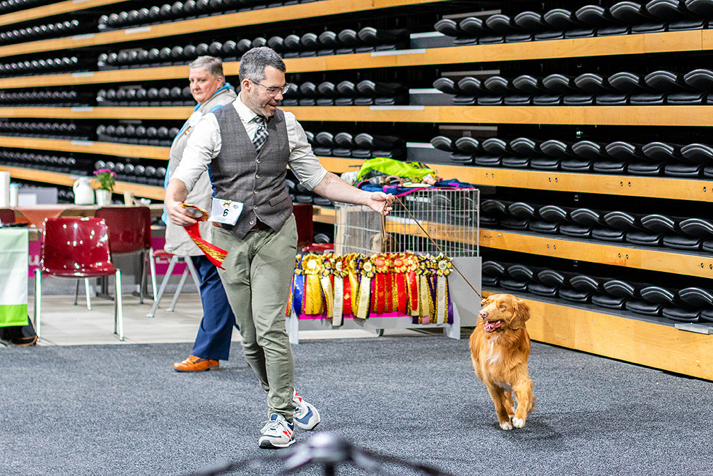 Newton läuft gut gelaunt an Stephans Seite als Sieger aus dem Ring