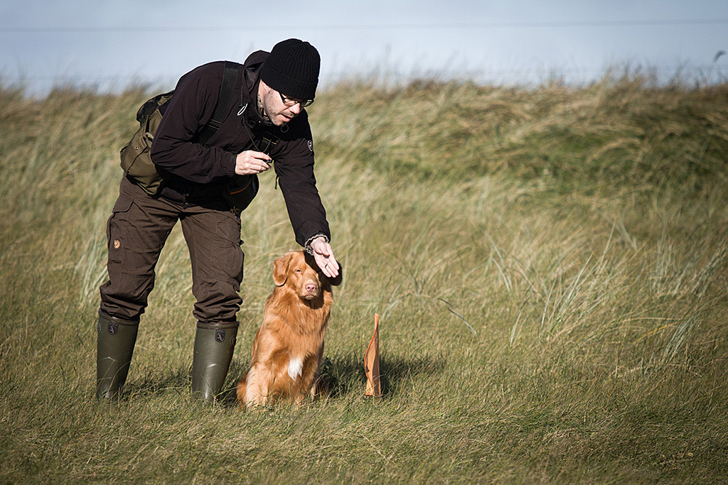 Edison sitzt neben Stephan, der ihn gerade voran schicken will