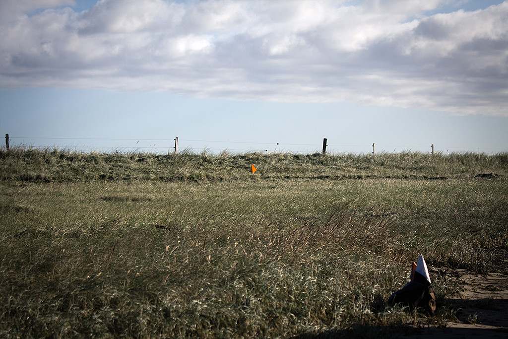 Trainingsgelände, hohes Gas, in dem Fähnchen stehen
