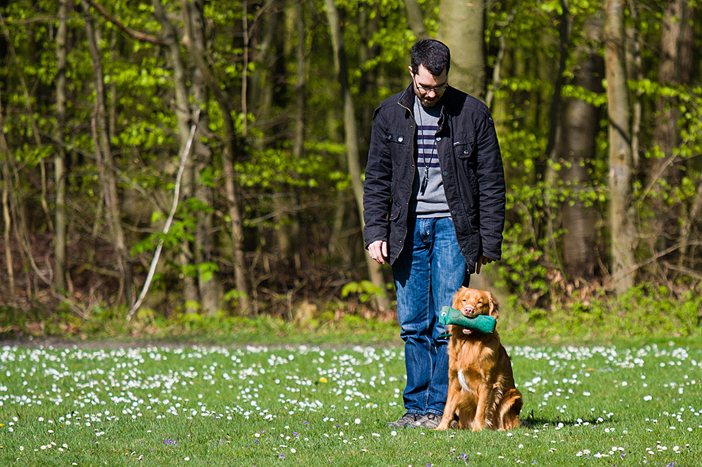 Edison hat sich mit dem Dummy neben Stephan gesetzt