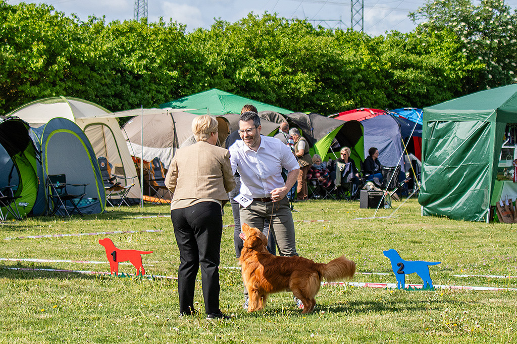 Newton steht zwischen Stephan und der Richterin, die ihm zu Platz 1 gratuliert