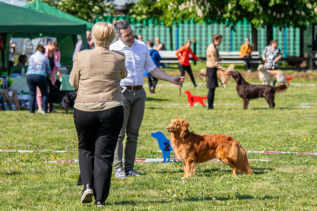 Newton steht in Pose während die Richterin Stephan zum Sieg gratuliert