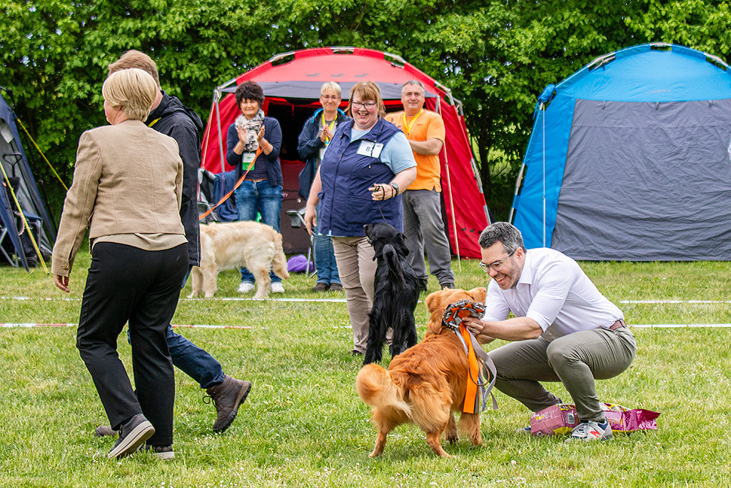 Newton und Stephan freuen sich gemeinsam über den Sieg