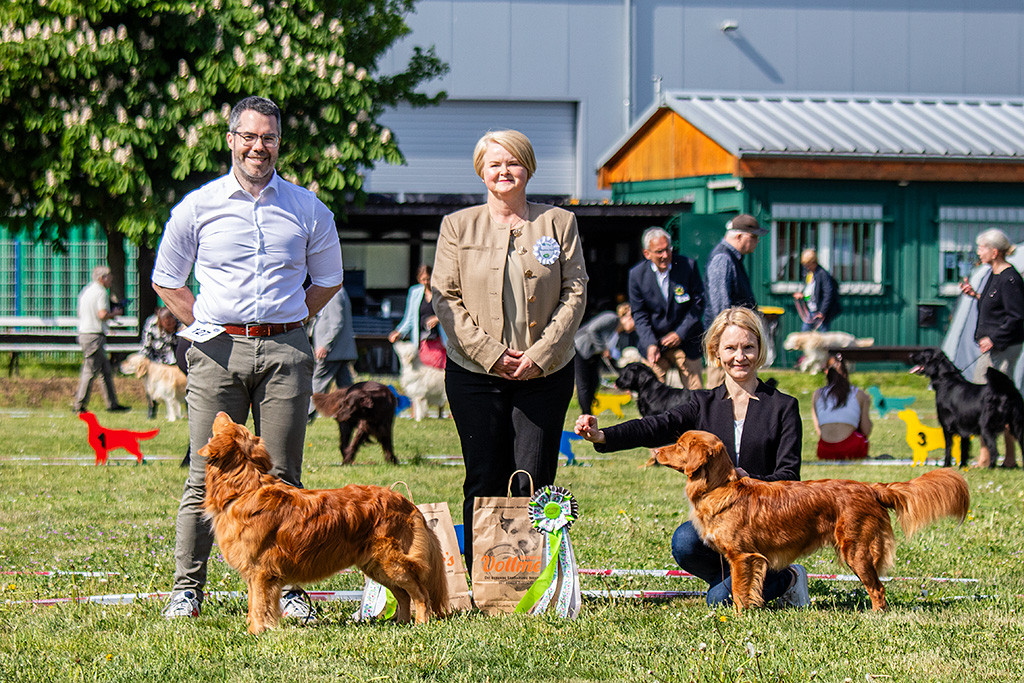 Newton posiert an Stephans Seite fürs Siegerfoto, daneben steht die Richterin sowie die BOS-Hündin mit ihrer Besitzerin