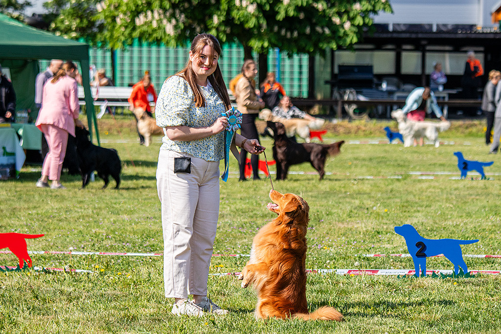 Edison macht Männchen vor Ann-Kathrin, die sich sehr darüber freut