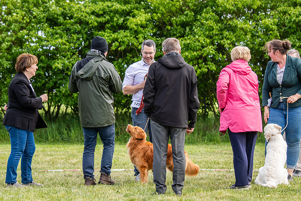 Newton steht in Mitten aller Leute und genießt sichtlich die Aufmerksamkeit