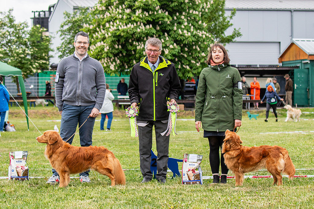 Newton posiert an Stephans Seite fürs Siegerfoto, daneben steht der Richter sowie die BOS-Hündin mit ihrer Besitzerin