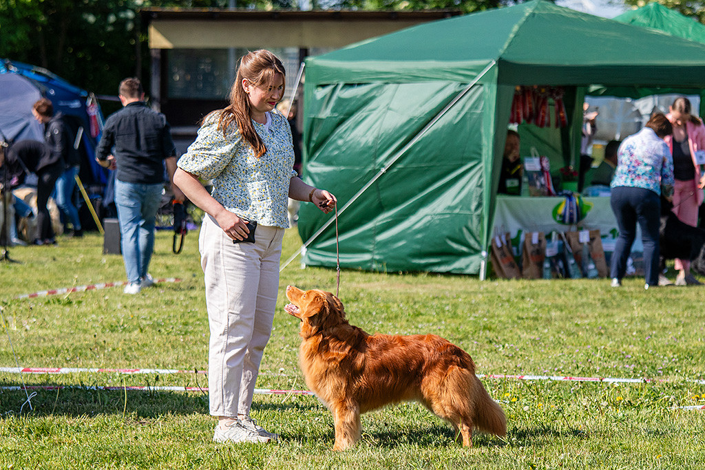 Edison steht frontal vor Ann-Kathrin und lächelt zu ihr hoch