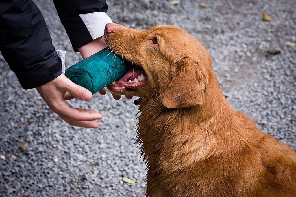 Ivalu gibt Stefan den Dummy und lächelt dabei