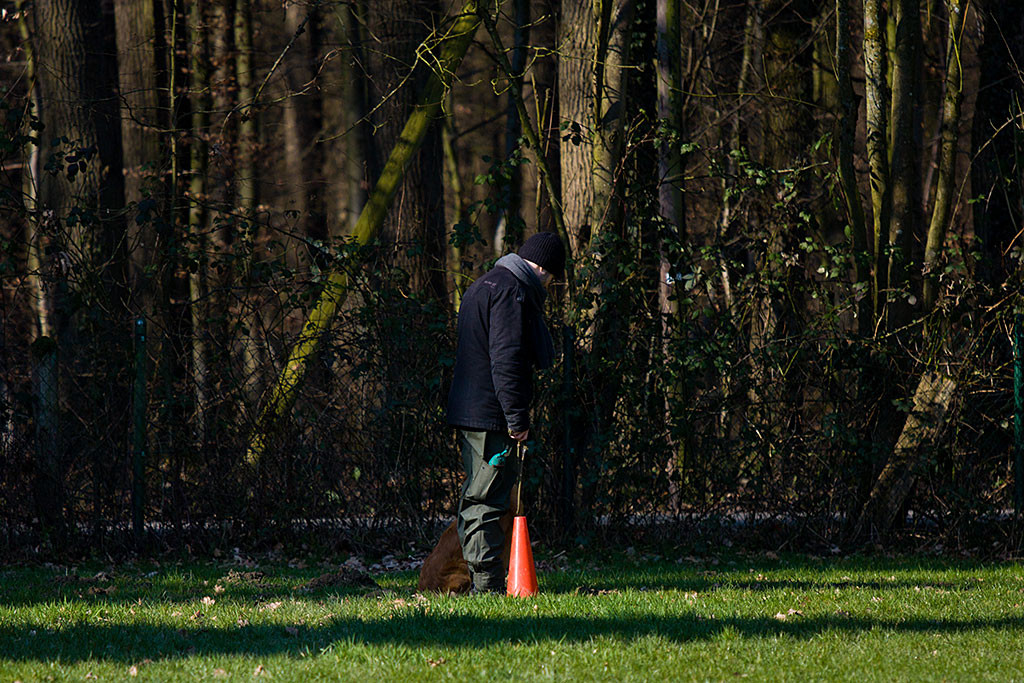 Edison sitzt neben Stephan am Hütchen