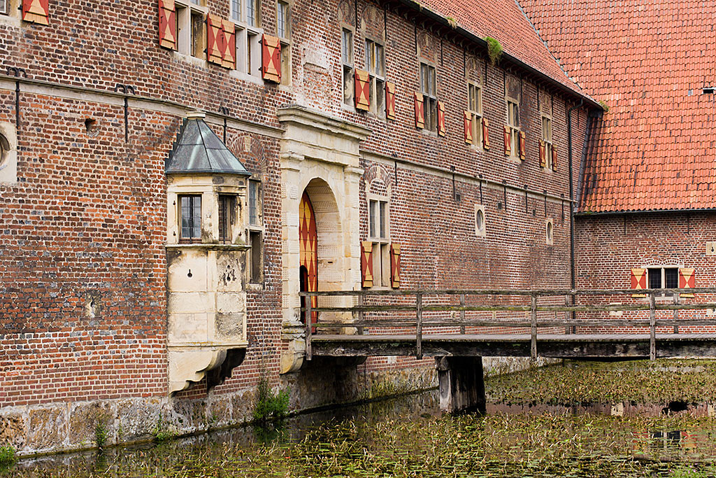 Eingang zum Schloss über den Wassergraben