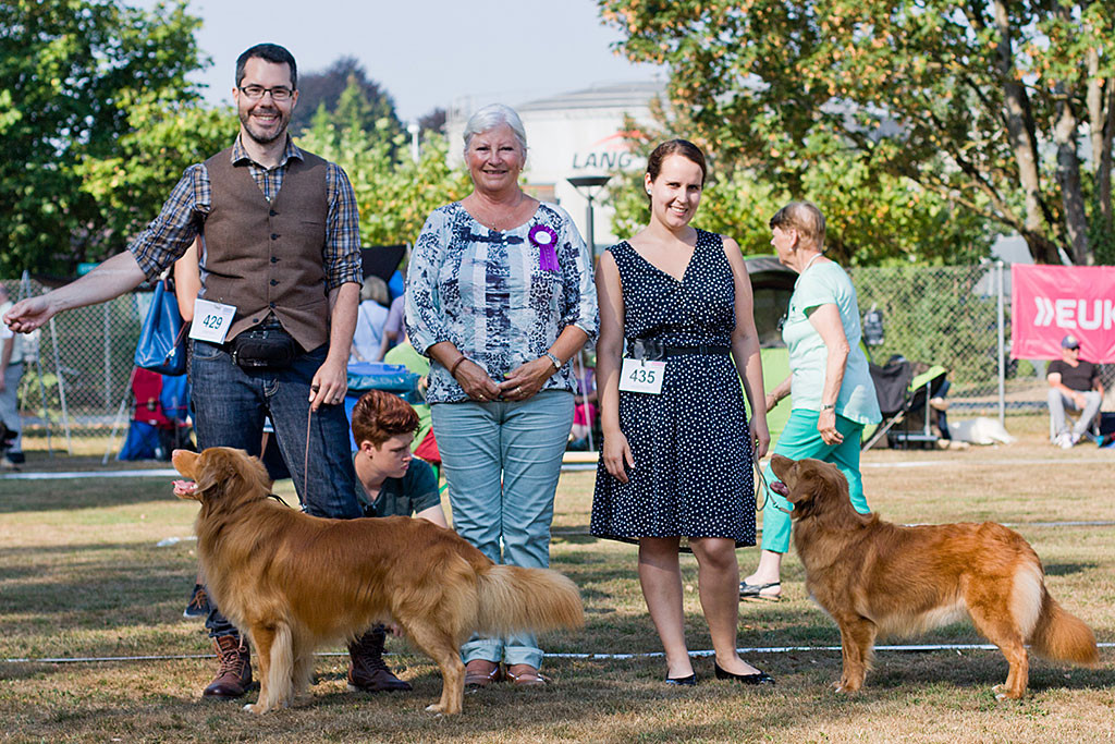 Edison steht mit Stephan und Ivalu mit Carina neben der Richterin zum Siegerfoto