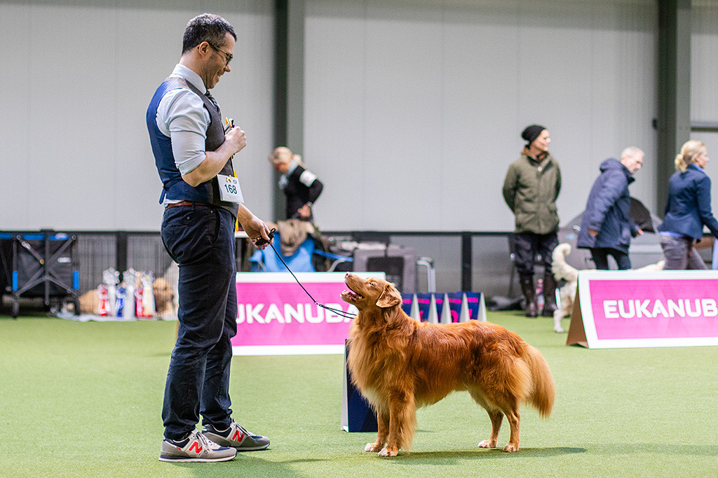 Edison steht frontal vor Stephan und schaut lächelnd zu ihm hoch