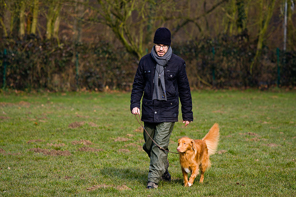 Edison folgt Stephan bei Fuß