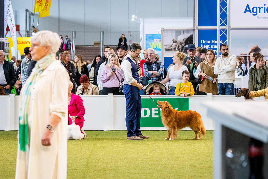 Edison steht lächelnd vor Stephan und schaut zu ihm hoch