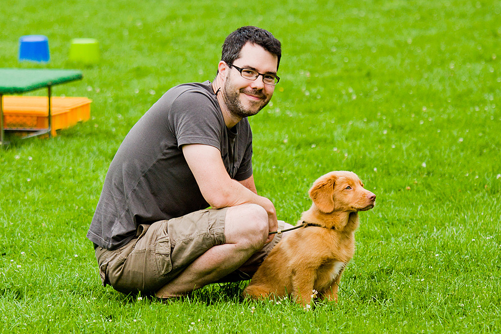 Edison sitzt vor dem hockenden Stephan auf der Wiese
