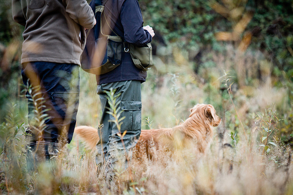 Edison steht mit voller Körperspannung eine halbe länge vor Stephan an seiner Seite, hinter ihnen beobachtet der Richter