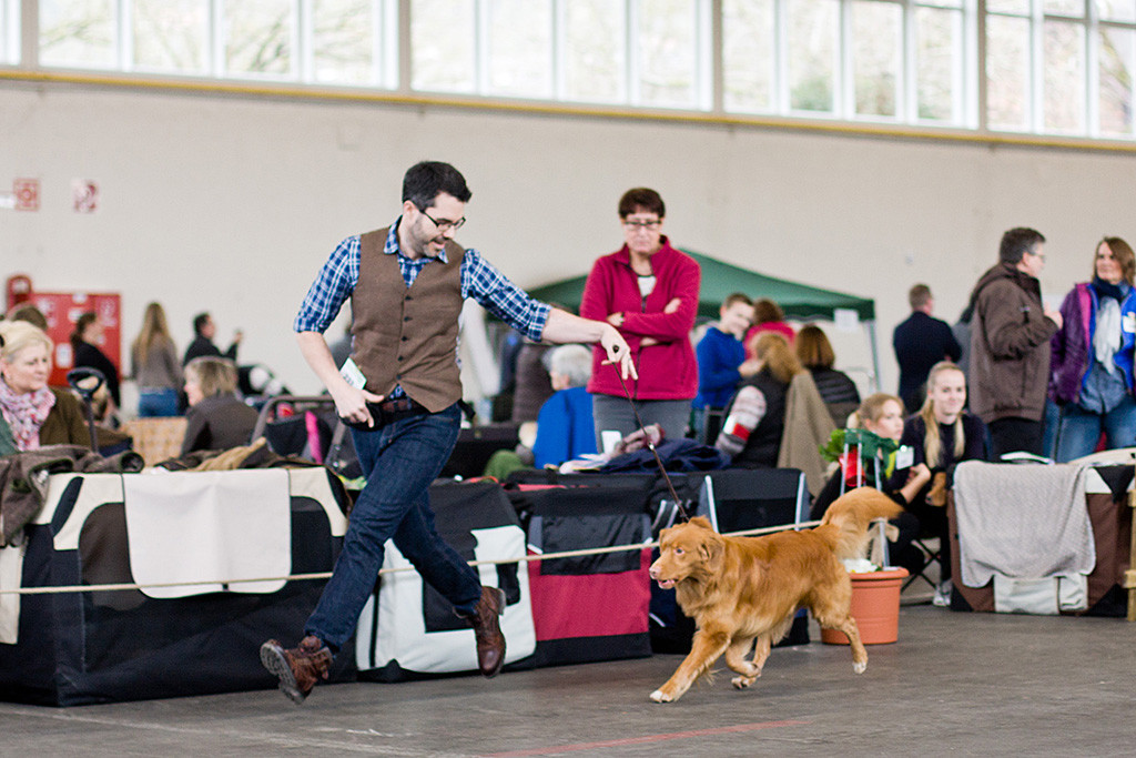 Edison läuft mit großen Schritten neben Stephan durch den Ring