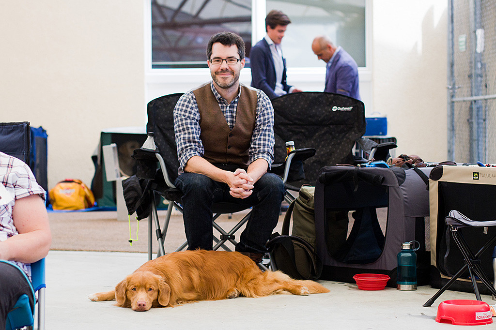 Edison liegt vor Stephan, der im Stuhl sitzt, beide warten auf ihren nächsten Einsatz im Ring