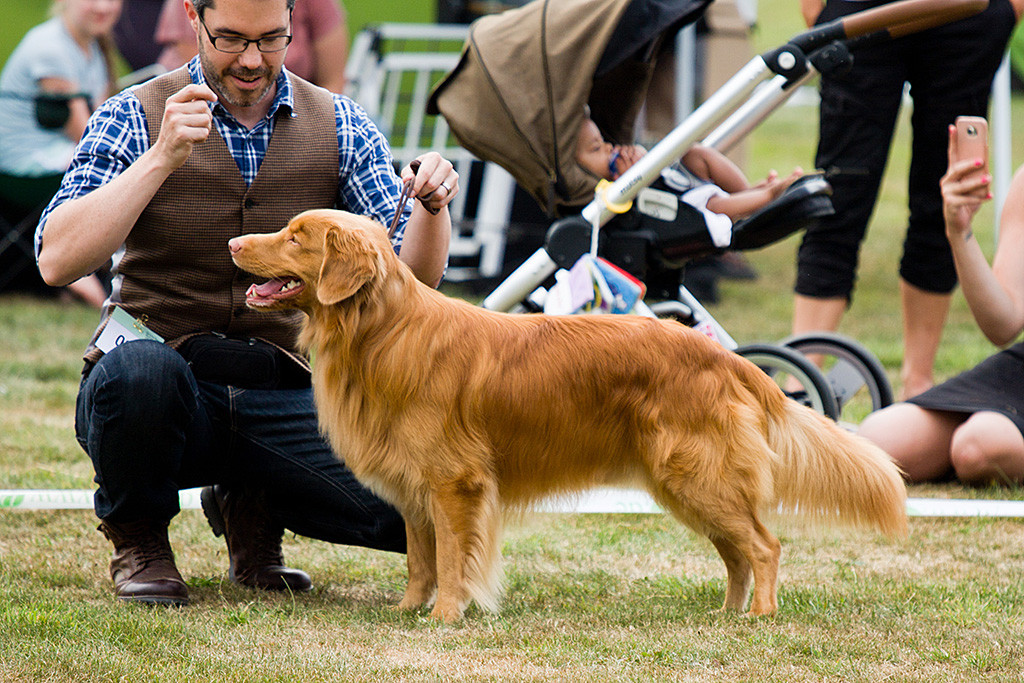 Edison posiert im Ehrenring vor Stephan, der hinter ihm kniet