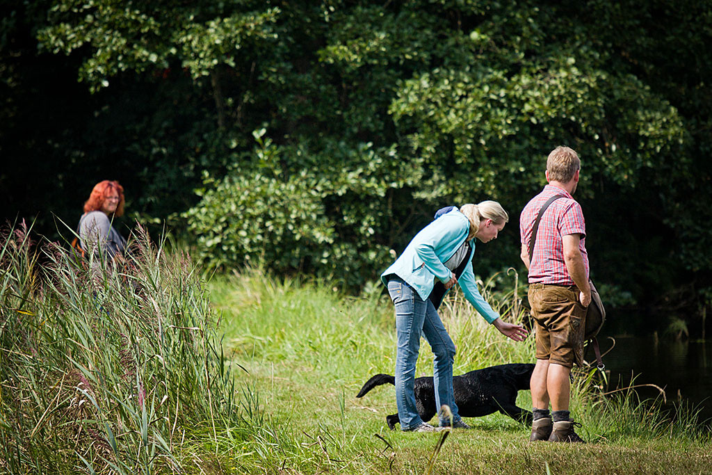 Thula wird von Hildegard zum Wasserapport geschickt, vor ihr steht Carsten, dahinter steht Ela mit Riccio