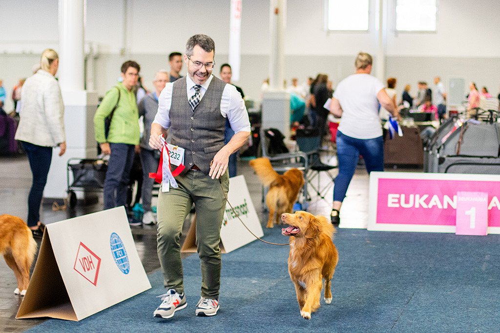Newton läuft gut gelaunt mit Stephan aus dem Ring, der die Schleife für den ersten Platz trägt