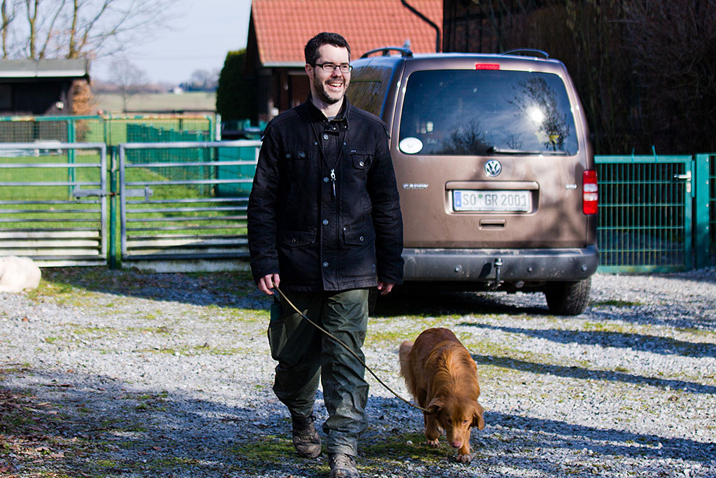 Edison geht leinenführig an Stephans Seite an den anderen Hunden entlang