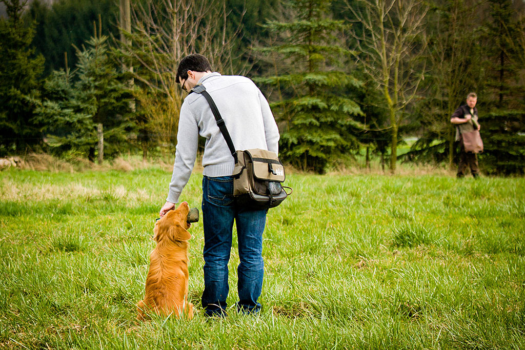 Edison sitzt neben Stephan und gibt den Dummy aus
