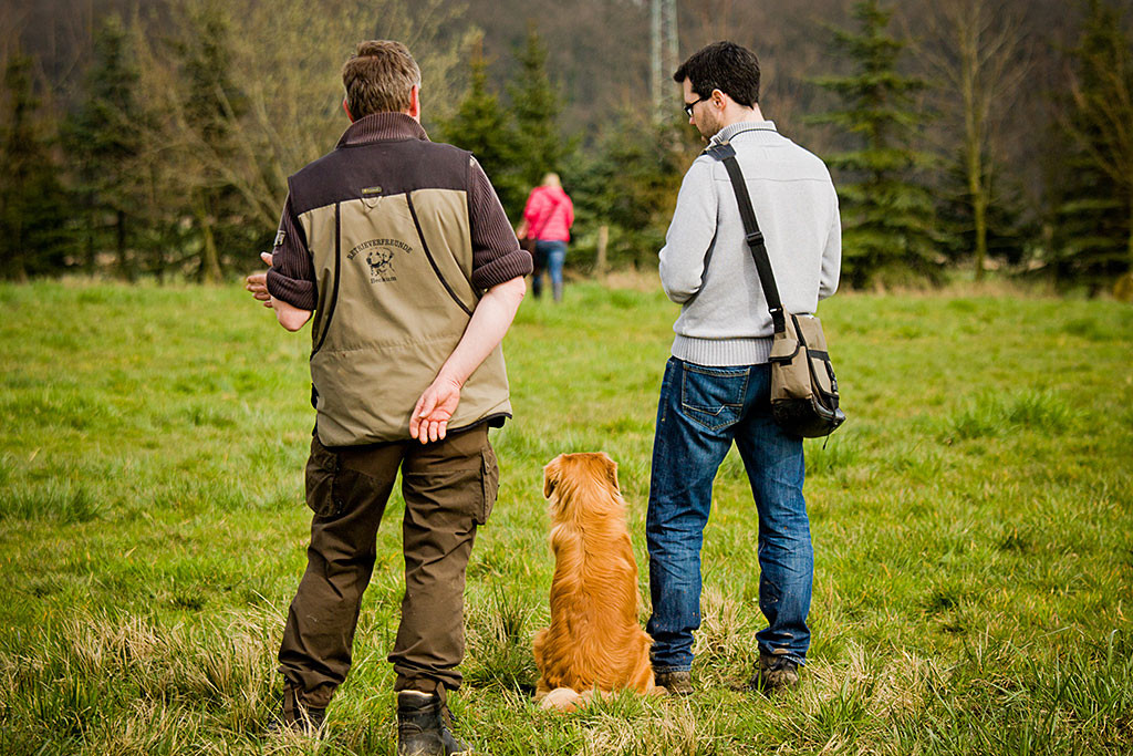 Edison sitzt neben Stephan, der noch kurz mit Thomas redet