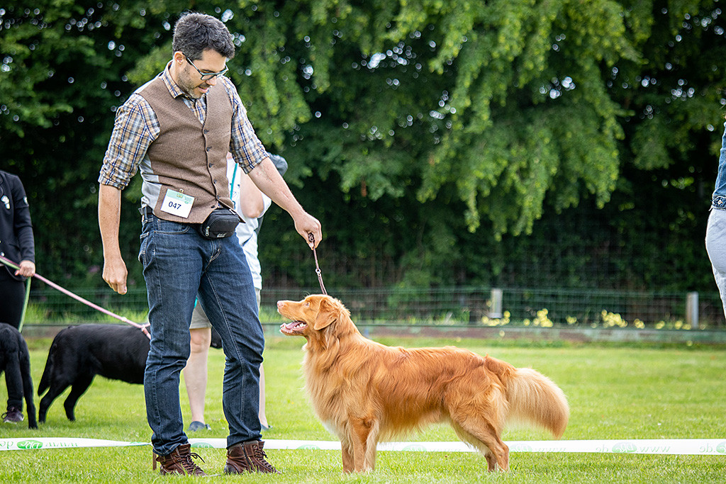 Edison steht wie eine Eins vor Stephan in Pose und lächelt dabei
