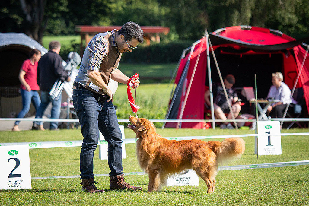 Edison freut sich mit Stephan, der die rote Schleife trägt, über den ersten Platz
