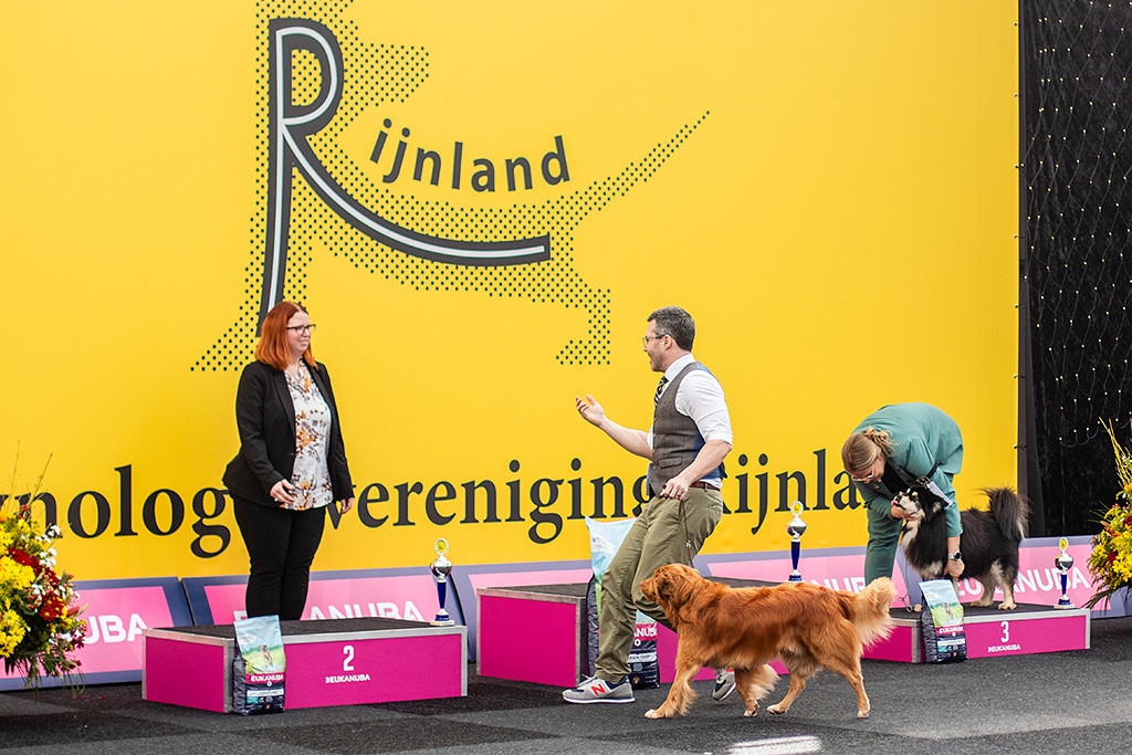 Edison läuft an Stephans Seite zum Podest für den Zweitplatzierten, wo die Richterin schon auf beide wartet, um zu gratulieren