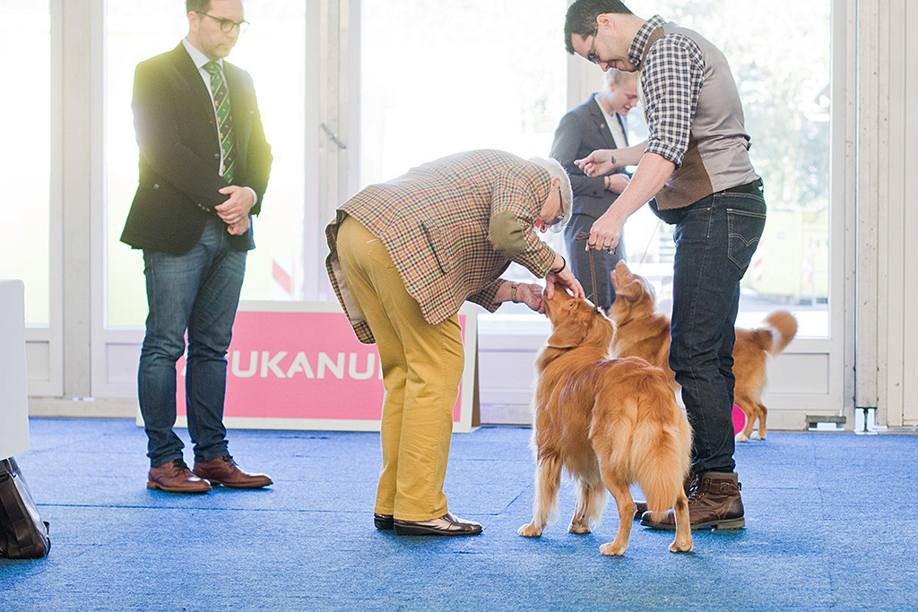Edisons Zähne werden von Richterin Hassi Assenmacher-Feyel ganz genau begutachtet