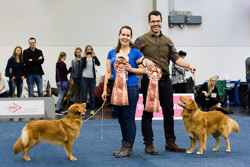 Edison und Ivalu grinsen mit Stephan und Carina beim Siegerfoto um die Wette