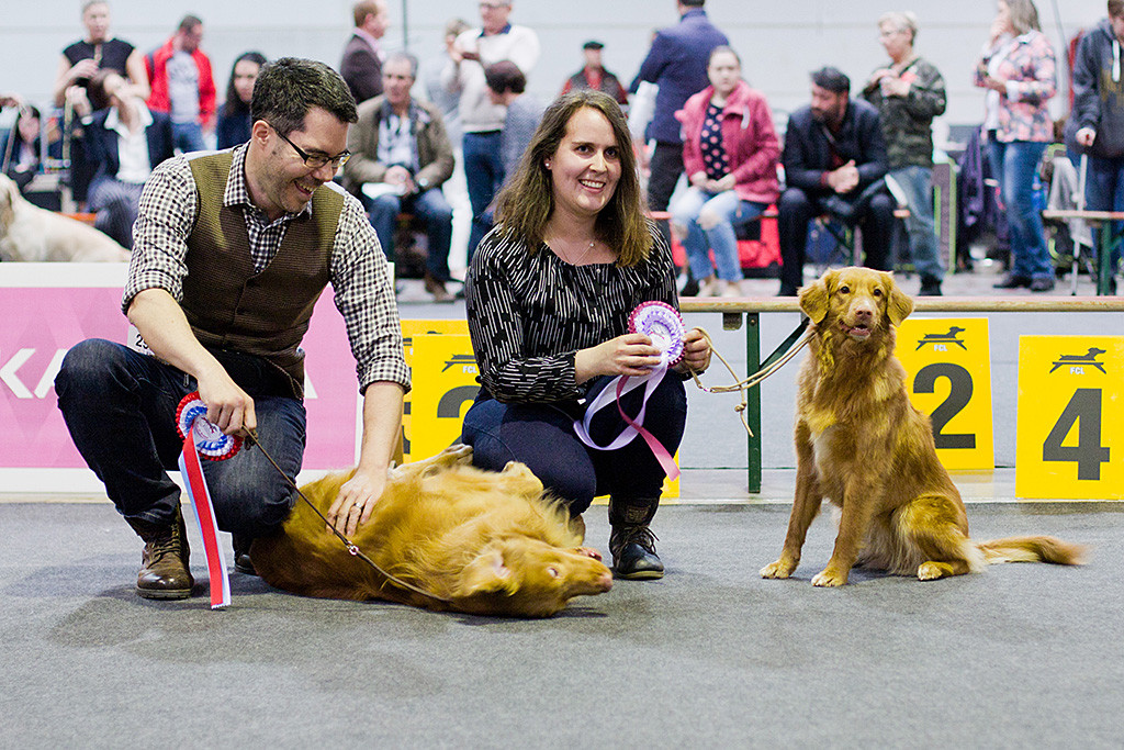 Edison trollt zwischen Stephan und Carina auf dem Boden während Ivalu neben Carina sitzt