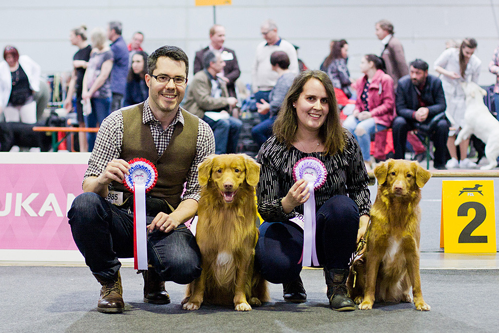 Edison und Ivalu sitzen neben Stephan und Carina, die hockend ihre Gewinnerschleifen in die Kamera halten