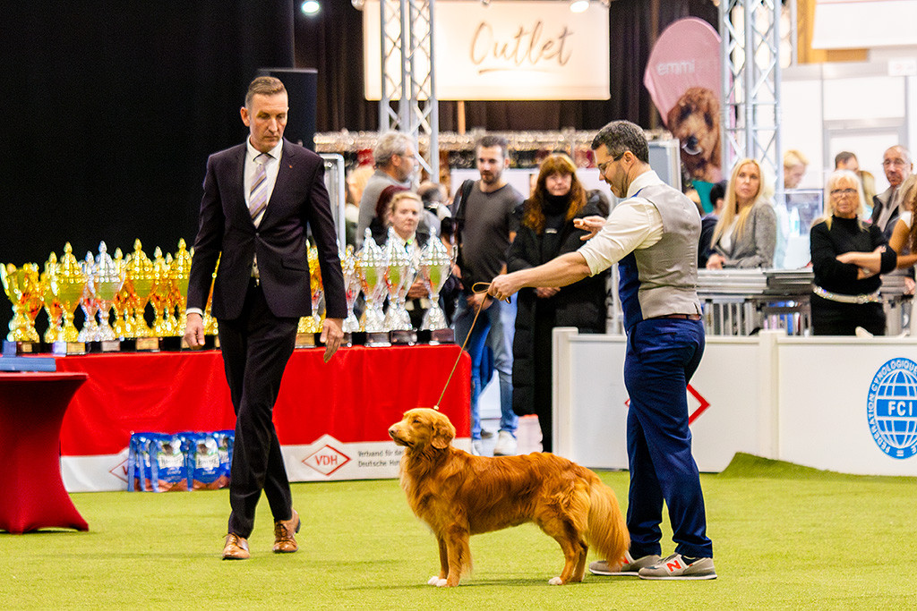 Newton wird von Finalrichter Guido Schäfer begutachtet, Stephan steht seitlich hinter Newton